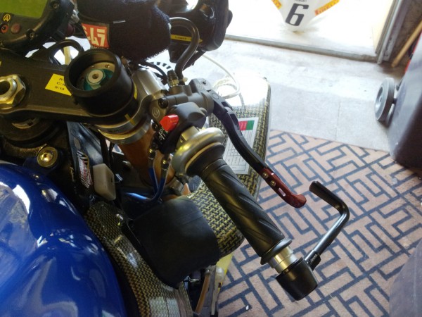 poignee de gaz protection levier 2b.jpg